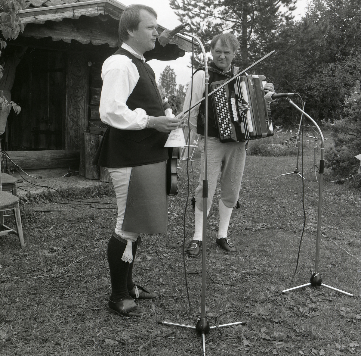 Två spelmän spelar dragspel och fiol under Lärkadagen på Sollerön den 21 juli 1990.