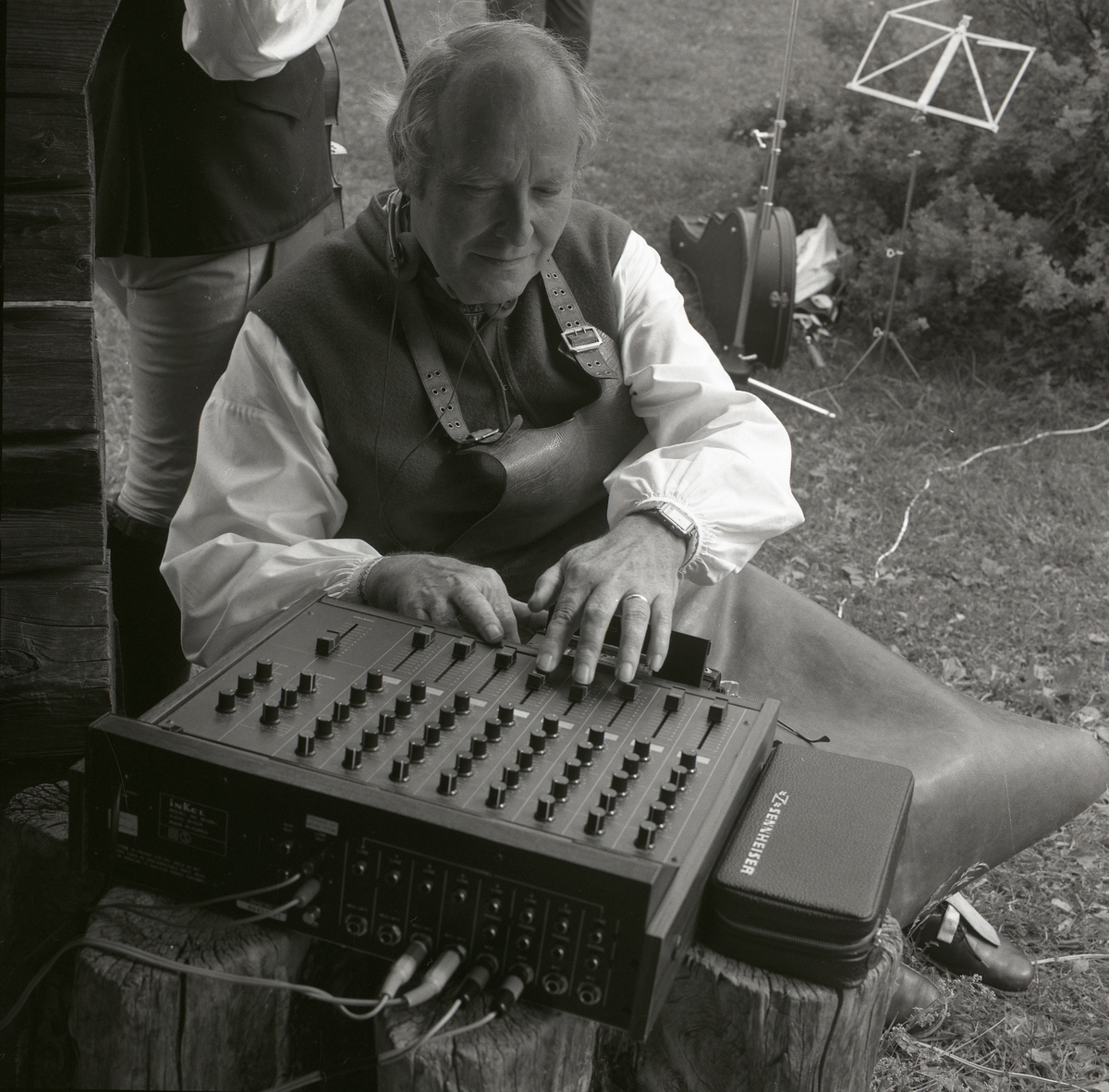 En man sitter vid mixerbordet och justerar inställningarna under Lärkadagen på Sollerön den 21 juli 1990.