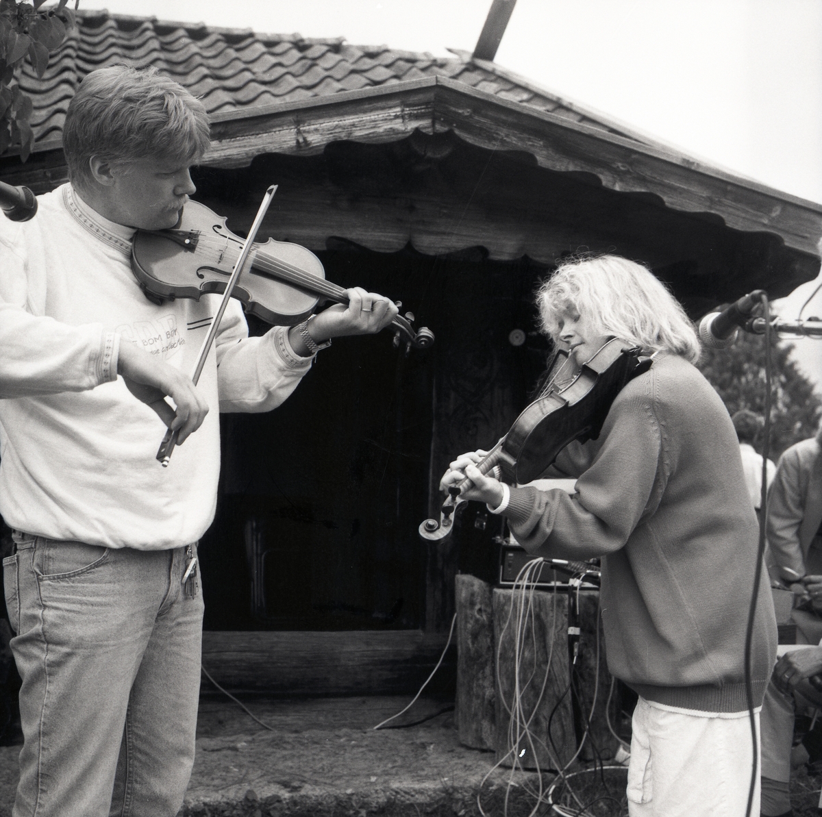 Två spelmän musicerar med sina fioler under Lärkadagen på Sollerön den 22 juli 1990.