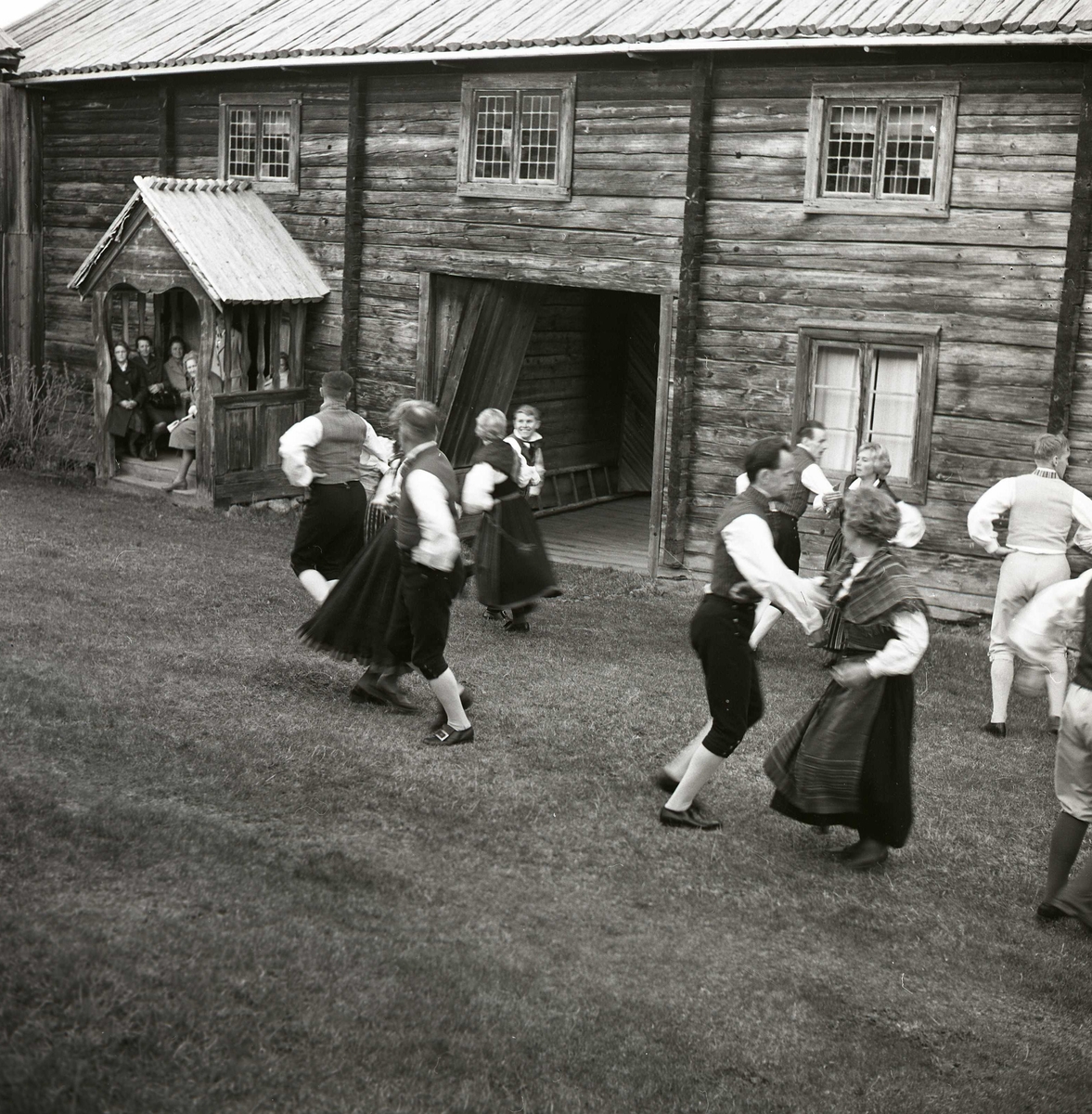 Några par dansar i folkdräkt vid Karlsgården i Bondarv den 17 maj 1963.