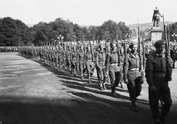 Soldater foran Slottet på kong Haakon VIIs 75-årsdag.