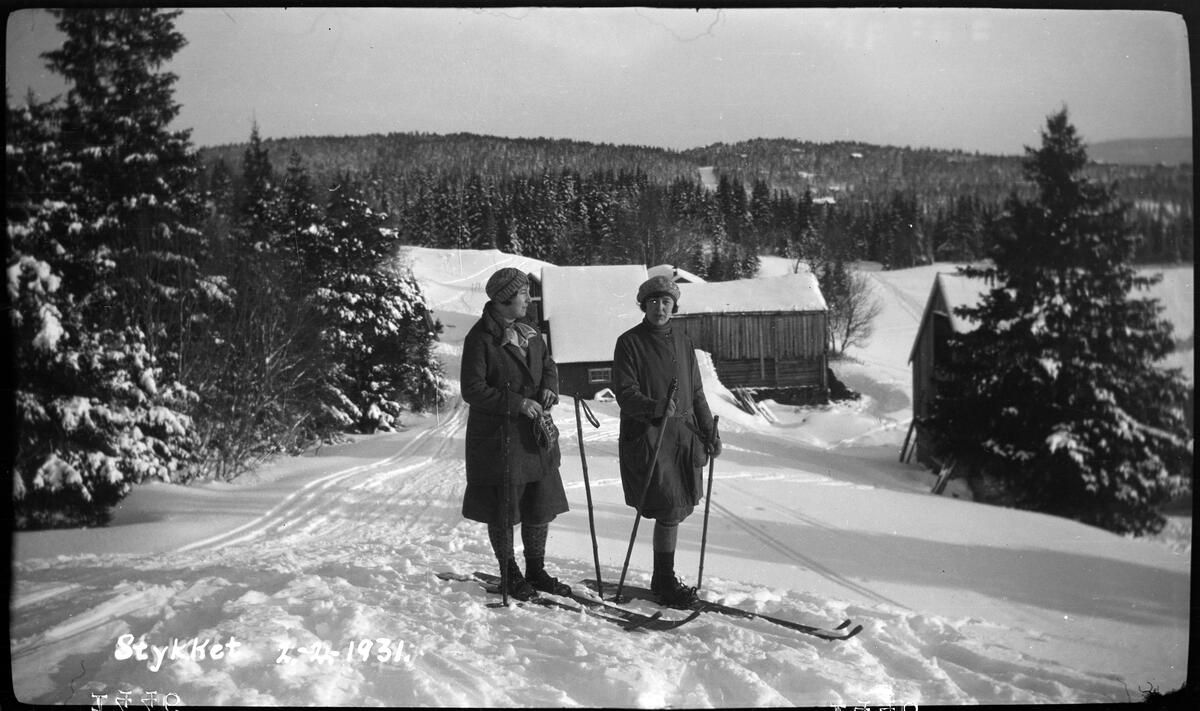 Skiløpere ved gården Stykket i Bymarka