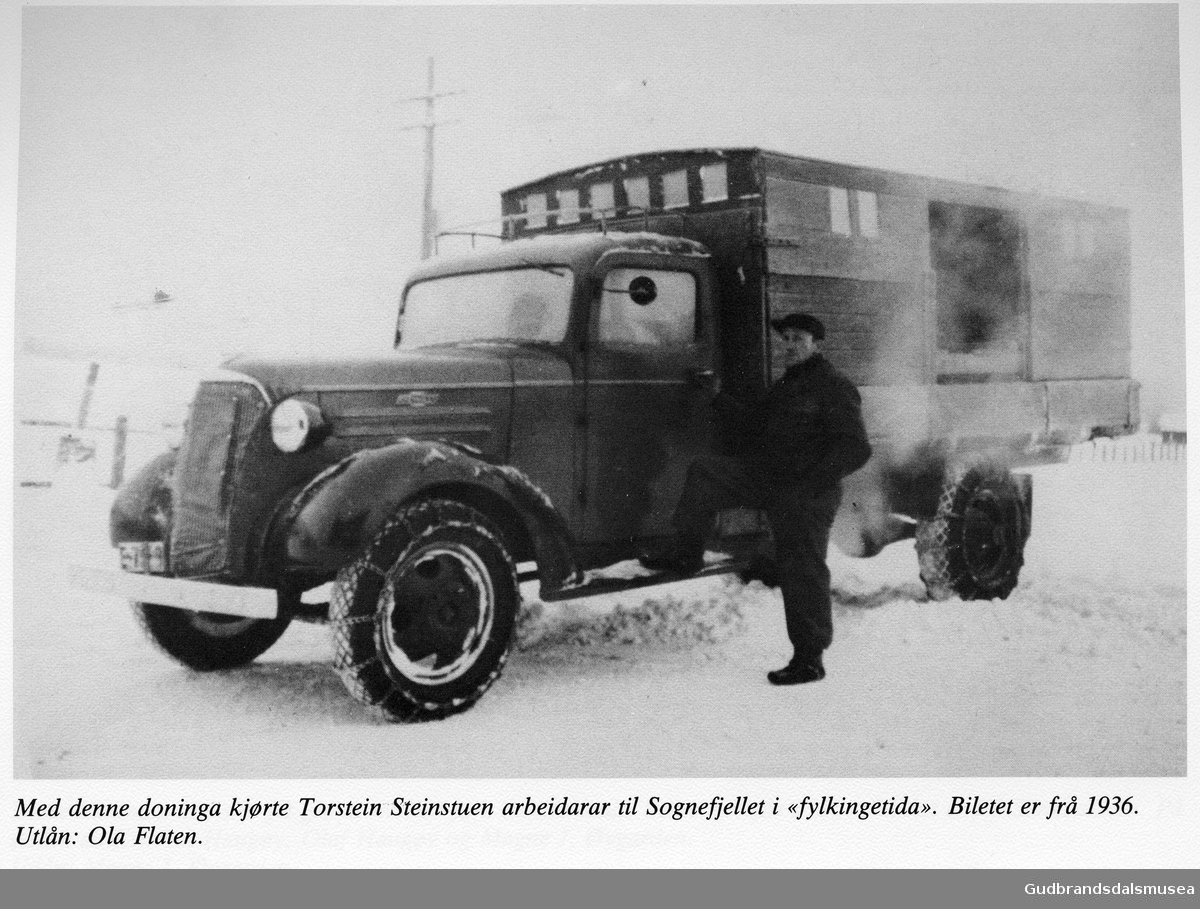 Med denne doninga kjørte Torstein Steinstuen arbeidarar til Sognefjellet i "fylkingetida". Bildet er frå 1936. Utlån: Ola Flaten. 
Chevrolet 1937-modell.
Vågåkalenderen 1991, utgjevar: Vågå Kameraklubb