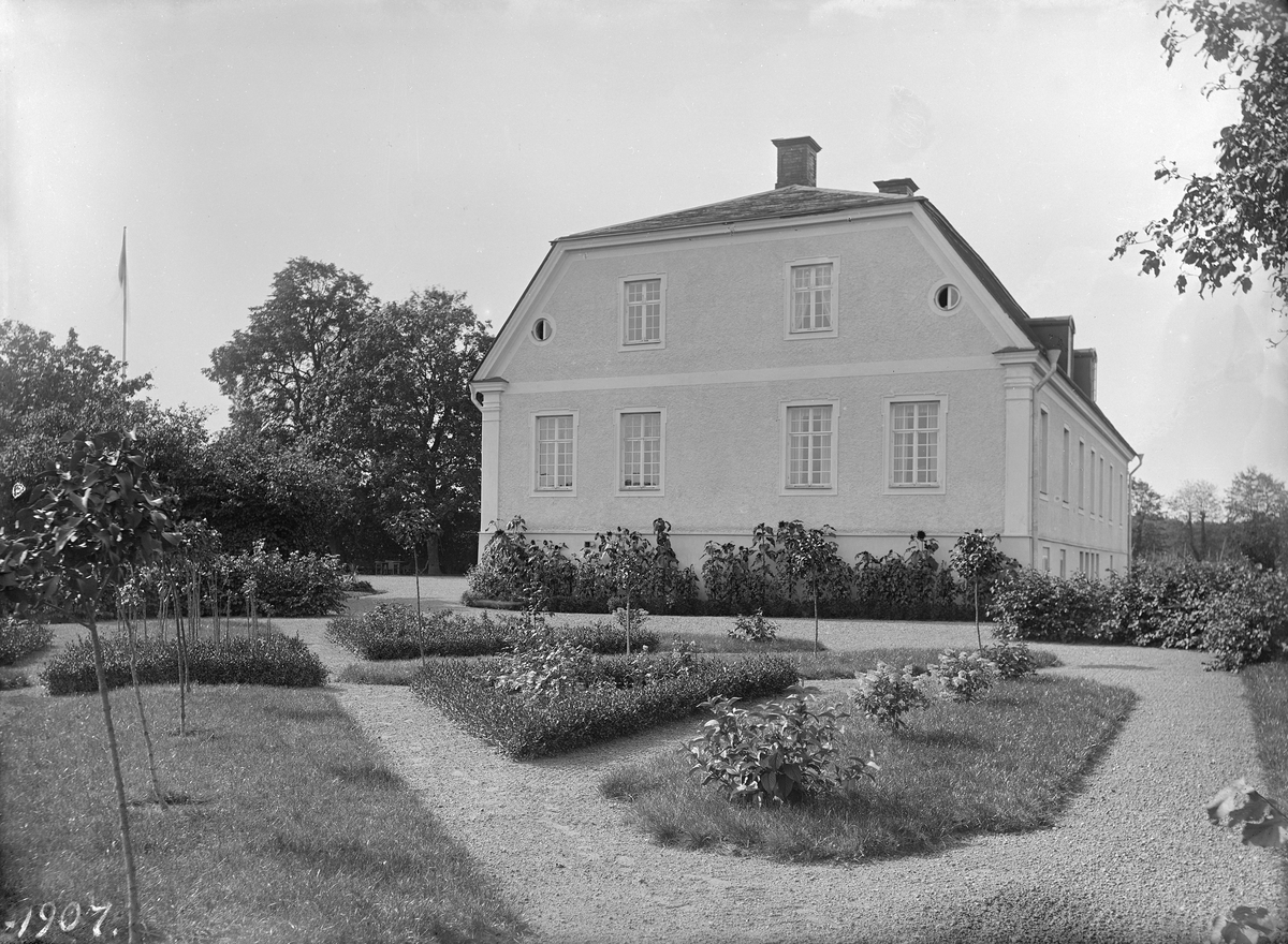 Ryds herrgård sommaren 1907. År 1903 hade dåvarande ägaren Carl Thersmeden låtit genomföra en genomgripande renovering, vilket gav huvudbyggnaden ett klassiskt uttryck.