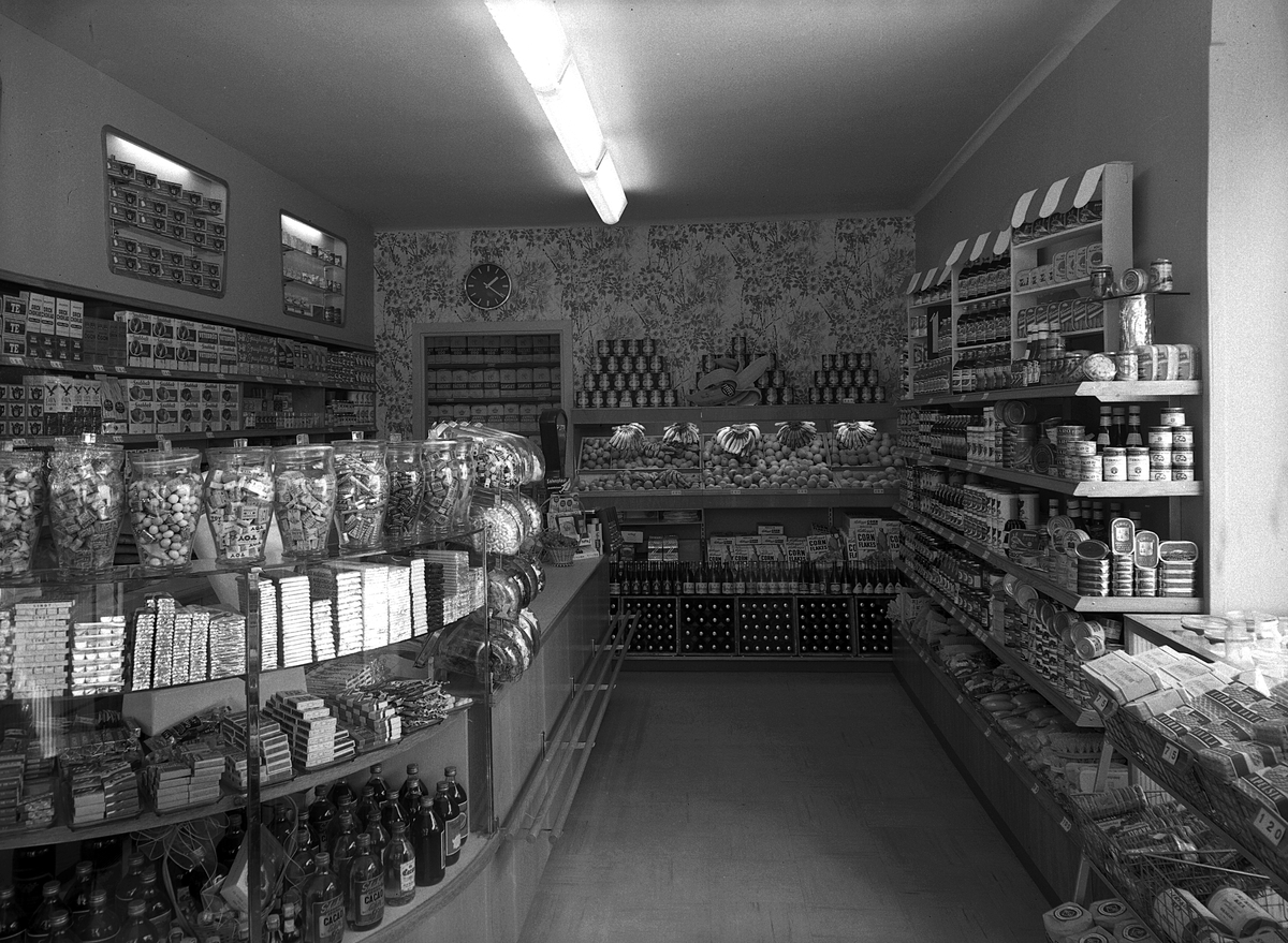 Serie bilder från konsumbutiken i hörnet av Storgatan-Snickaregatan i Linköping. Fotografen var där i augusti månad 1954, rimligtvis i samband med öppnandet eller när ny butiksinnehavare tillträdde. Handlarens identitet har i klargjorts.