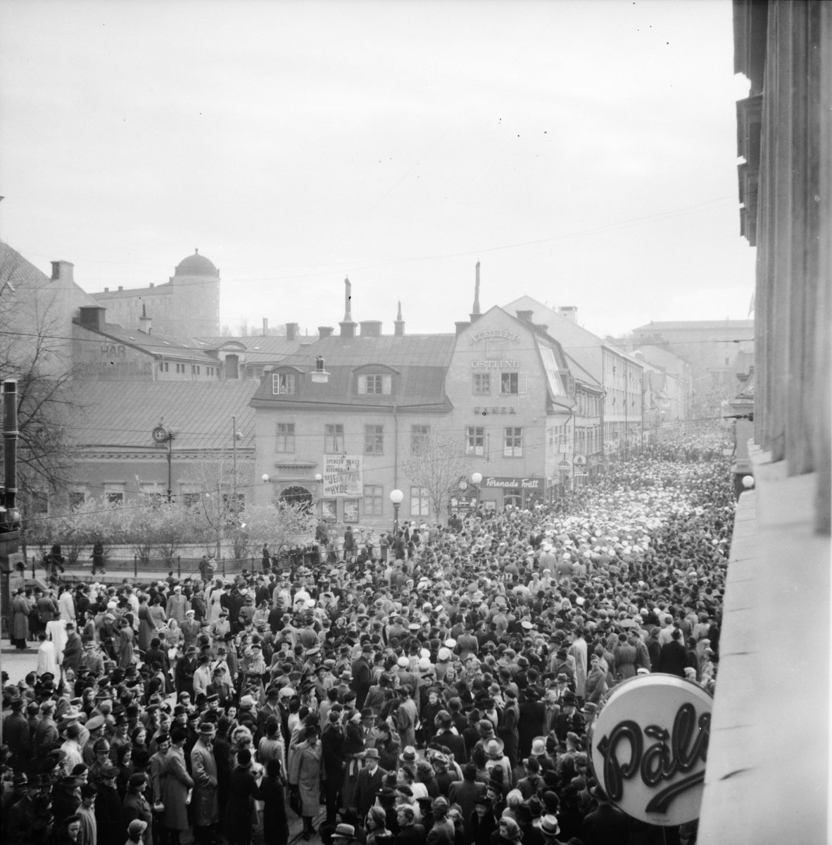 Sannolikt sista april firande på Drottninggatan, Uppsala före 2 maj 1957