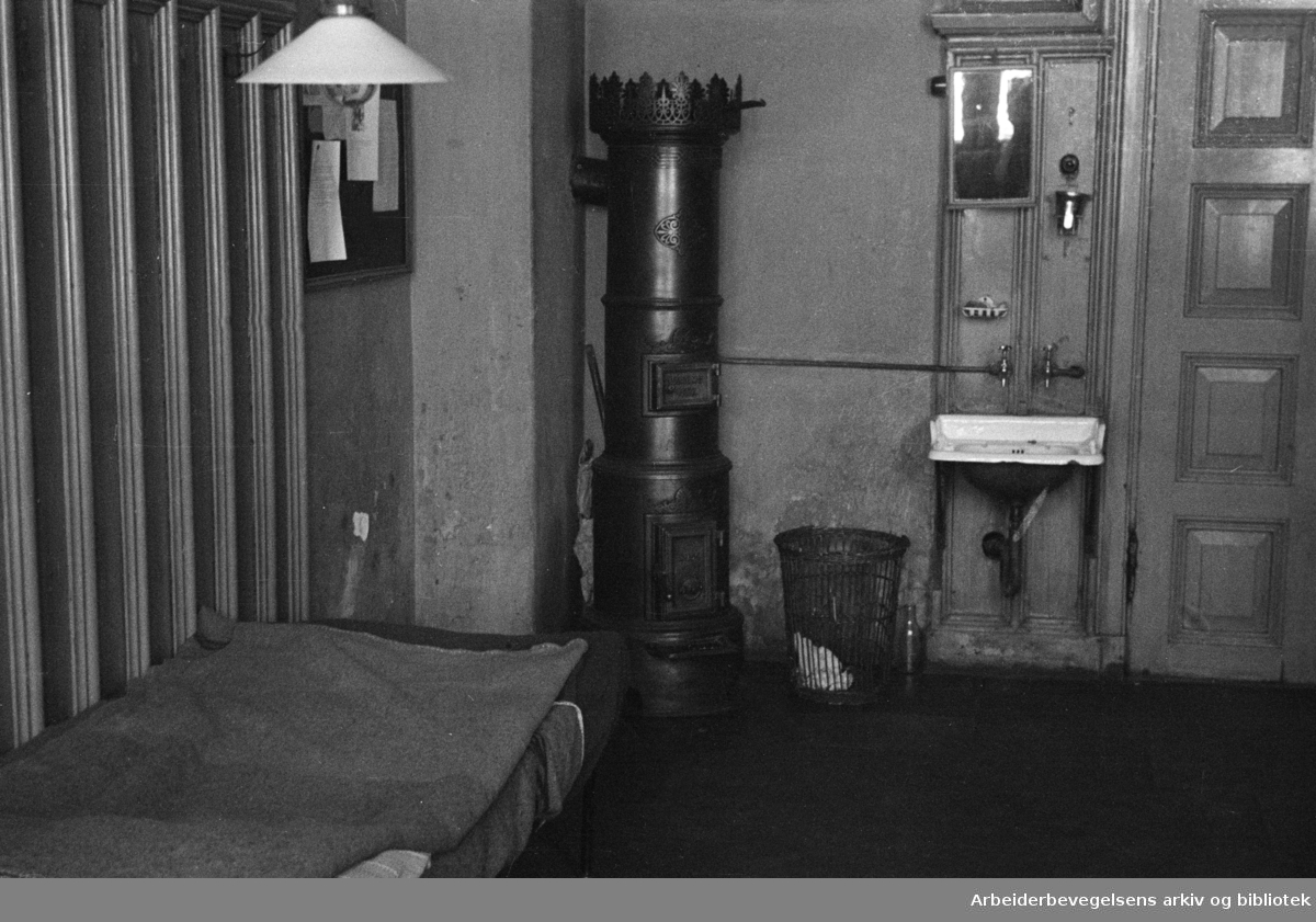Reportasje om dårlige arbeidsforhold for de ansatte ved politistasjonen i Møllergata 19. Hvilerommet. Juni 1946