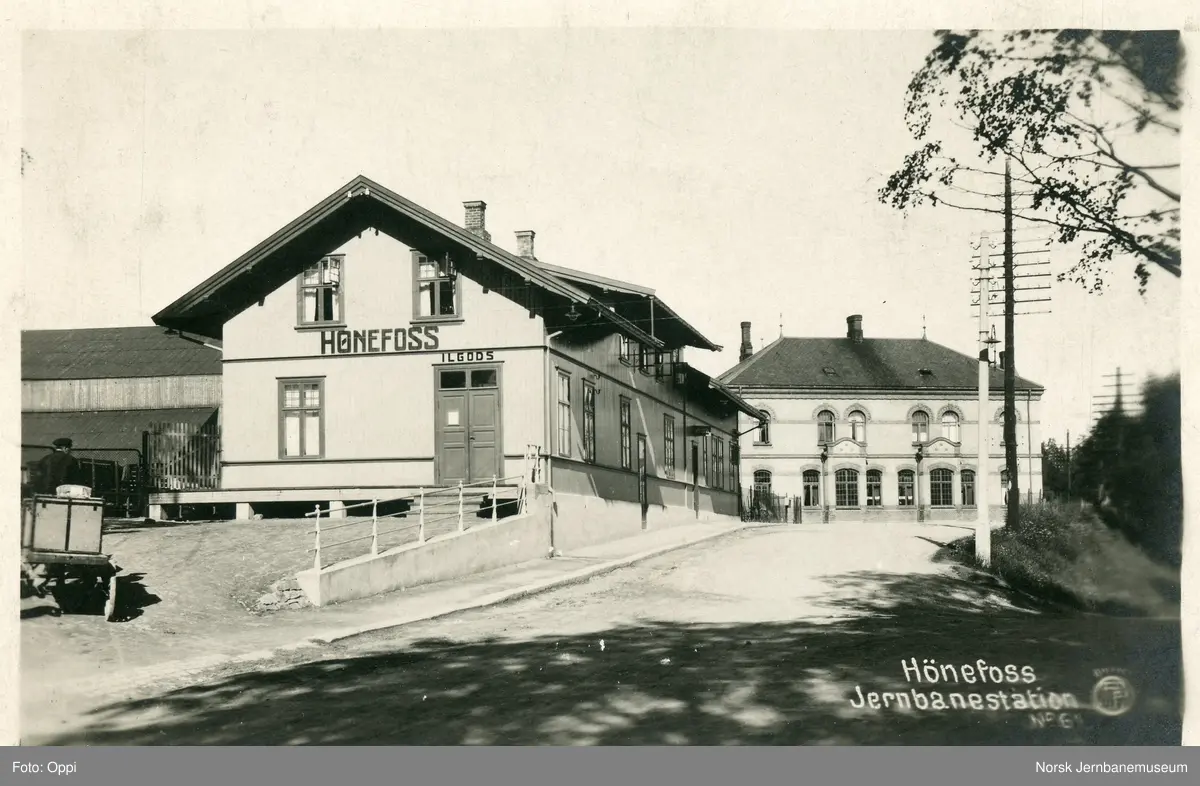 Hønefoss gamle (nærmest) og nye (i bakgrunnen) stasjon - Norsk ...