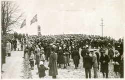 Flaggdekket bautastein med tilskuere (Bilde 2) - Roald Amund