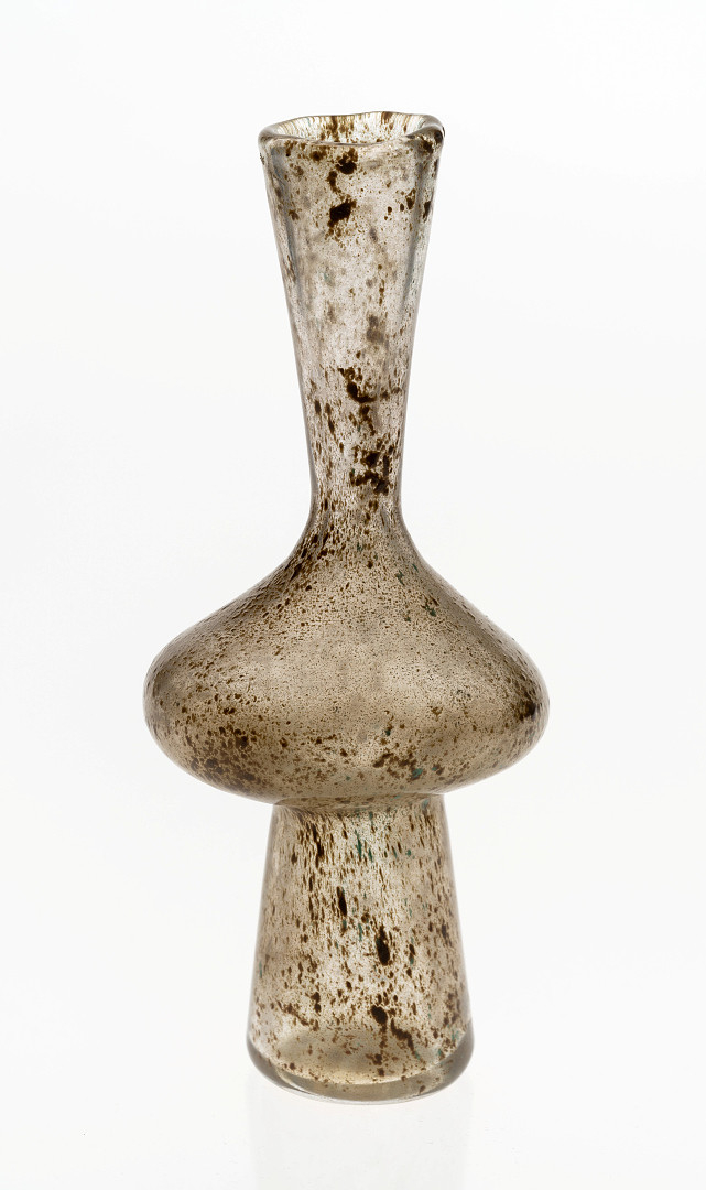 Vase i klart glass, etset overflate med sepiabrune og turkise spetter. Konisk fot og balusterformet korpus som avsluttes med en traktformet hals.