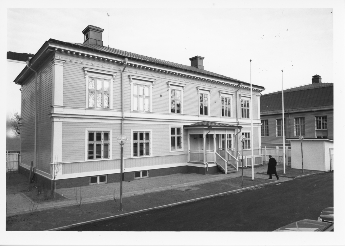 Exteriör PIX-huset.  Norra Slottsgatan 15. Fotot ät taget från gården mot norr. Staketgatan löper bakom huset. Till höger syns Vasaskolans gymnastikhus.