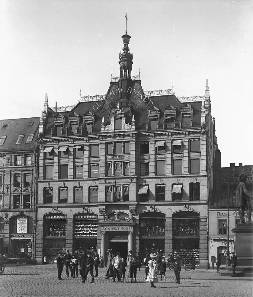 Christiania Glasmagasin ca. 1905. Fotograf Per Adolf Thorèn.  Foto: Oslo museum.