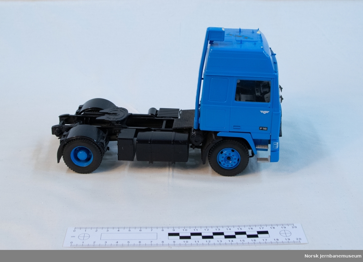 Model of a Volvo F16 semi-trailer in the colours of the National state railways (NSB) road transport division (NSB Biltrafikk). It was produced sometime in the time period 1980-1990. 
