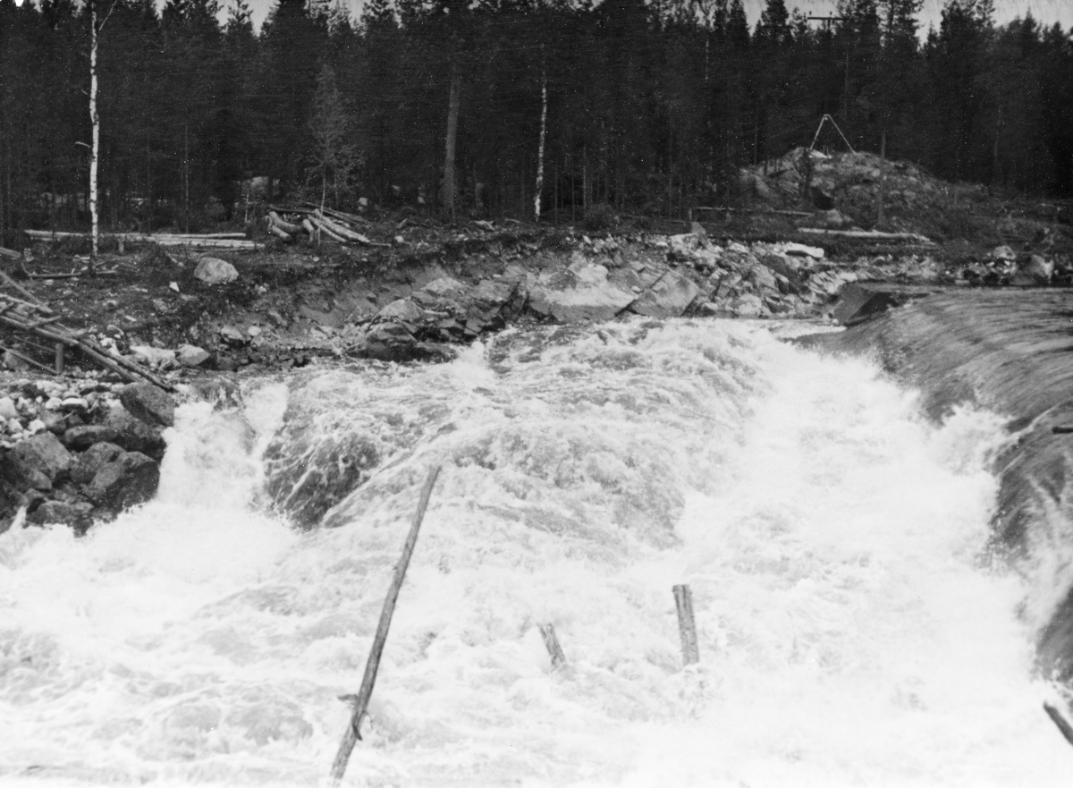 Dammen Som Skulle Stuve Opp Vann Til Kvernfallet Kraftverk I Elva Søndre Osa I Åmot Kommune I 