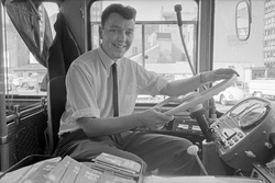 Bussjåfør Ole Andreas Ingemoen på en turistbuss utenfor Nors