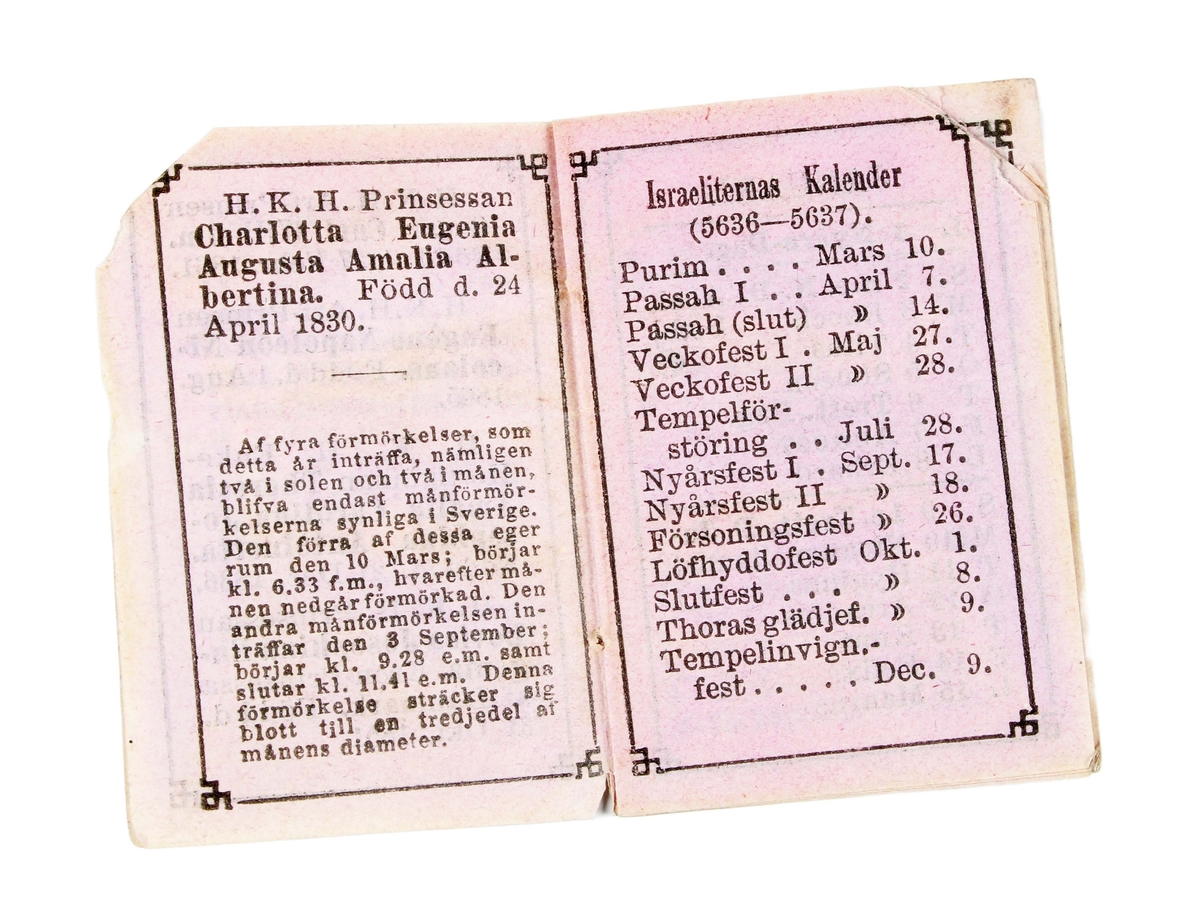 Fickkalender, miniatyr. Rosafärgat papper (blekt) med svart text. Framsidan med texten: "FICK-KALENDER FÖR SKOTTÅRET 1876". Trådbunden rygg, övre bindningen släppt. Ett hörn med pappersbortfall.