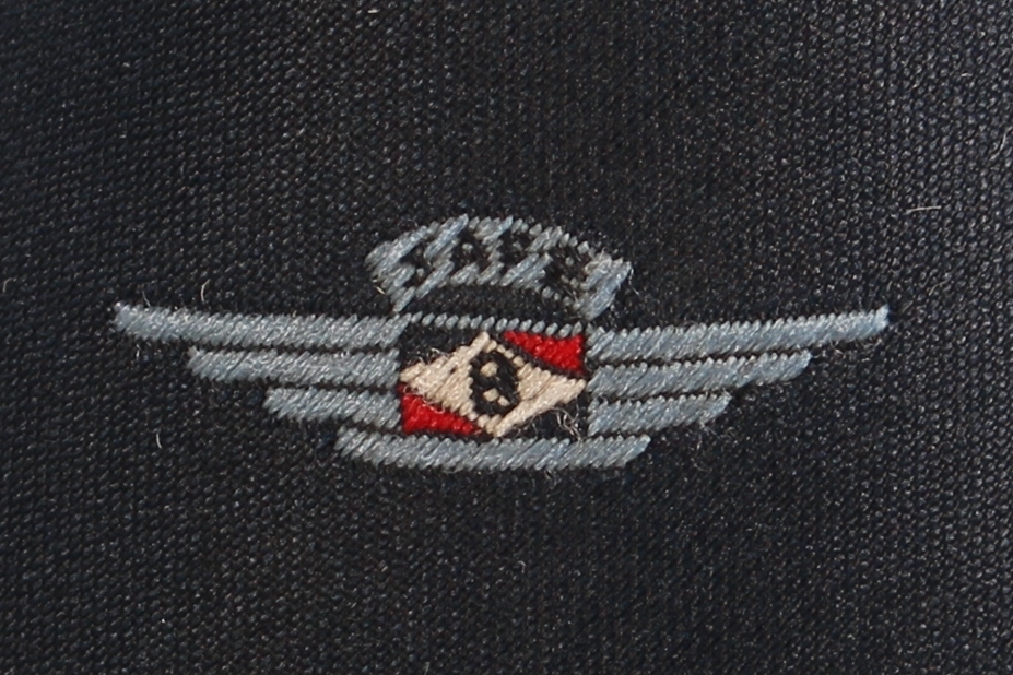 Mørk blått slips med Braathens Safe sin logo på.