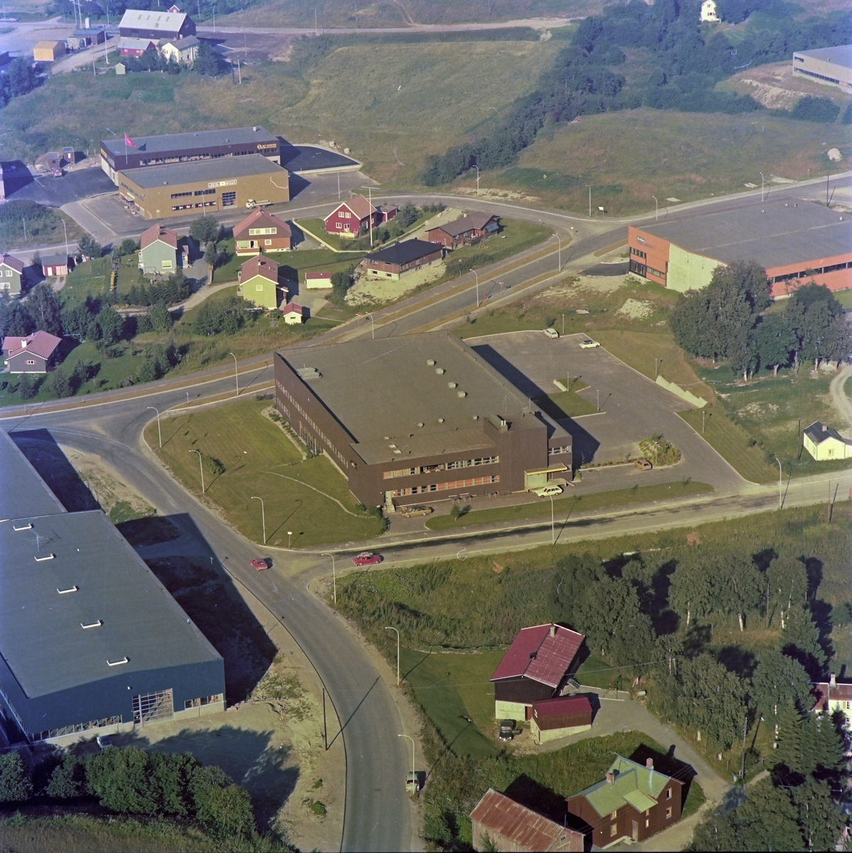 Flyfoto over Fossegrenda med Foto Schrøders nye bygg