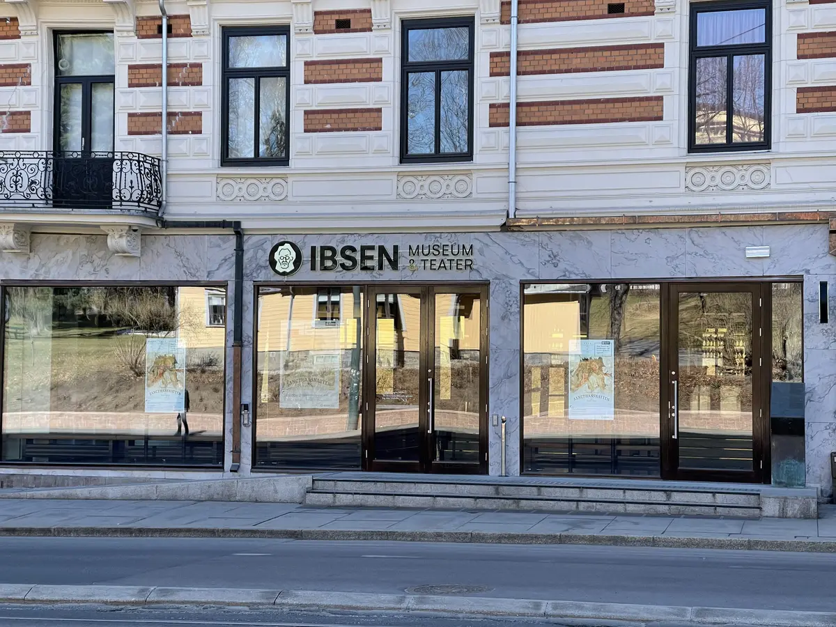 Fasaden på Ibsen Museum & Teater