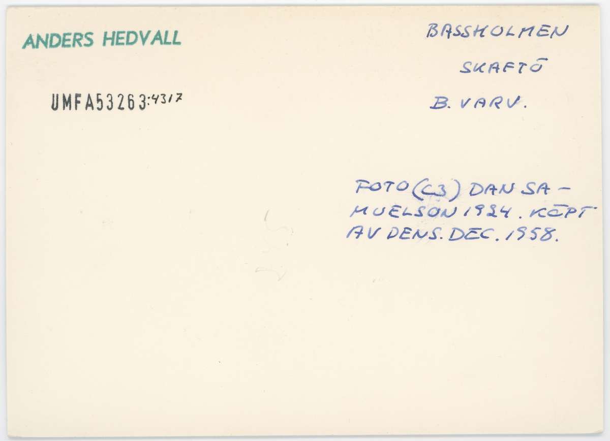 Noterat på kortet: "Bassholmen Skaftö."
"B. Varv."
"Foto (C3) Dan Samuelson 1924. Köpt av desn. Dec. 1958."