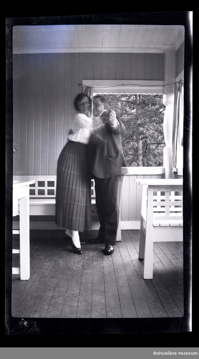 Dansande par på en veranda.