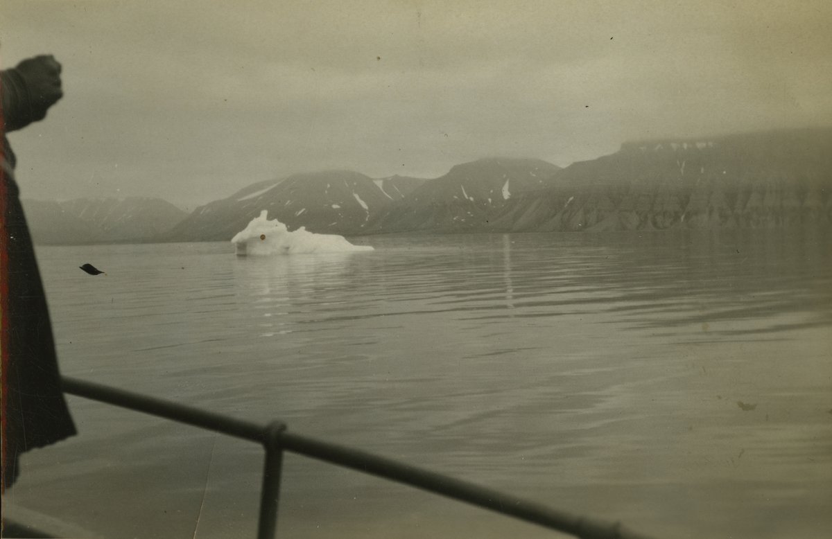 Utsikt fra båtdekk. Isfjell.