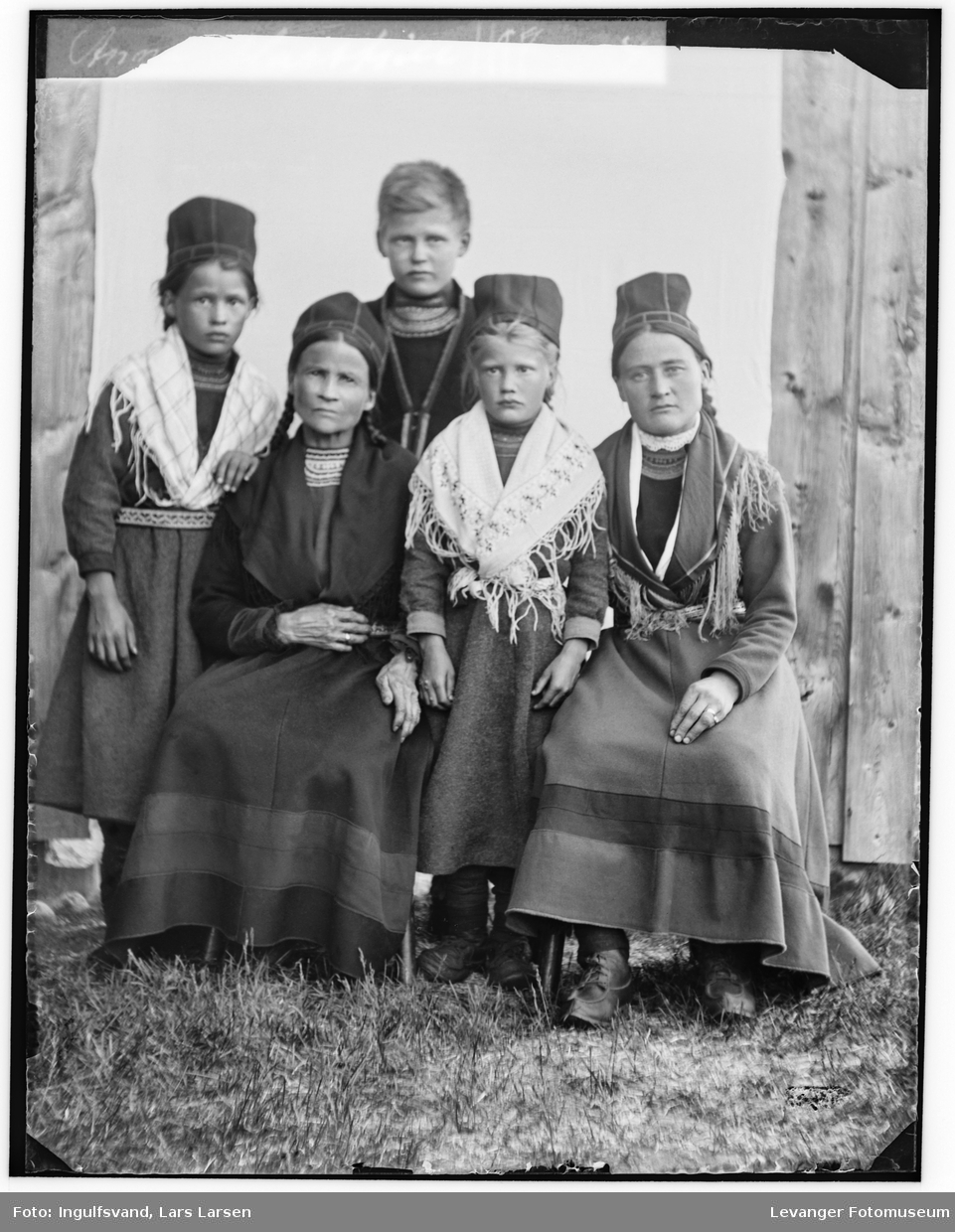 Almetjedåehkie - Gruppebilde av to kvinner og tre barn.