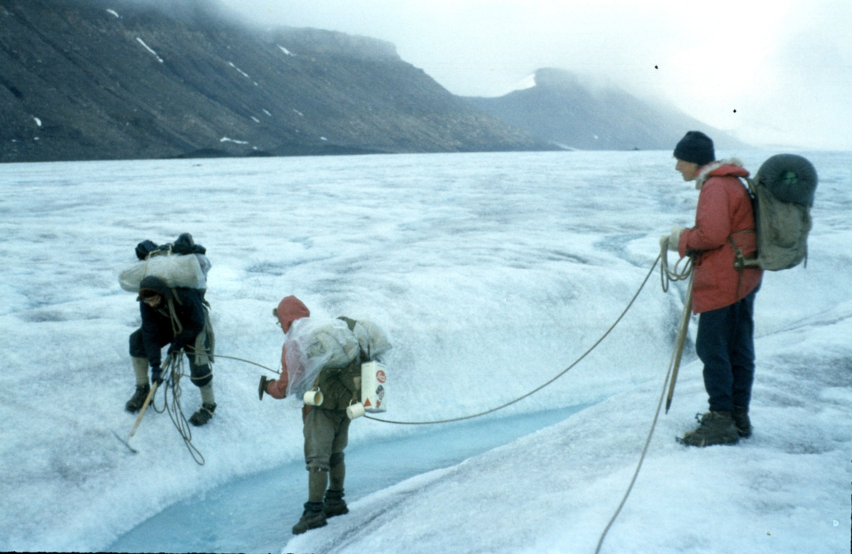 Bilder fra Marianne Gjørv. Faren,Odd E. Gjørv hadde sommerjobb for Norsk Polarnavigasjon(oljeleting) sommeren 1961.På vei over Fridtjofbreen