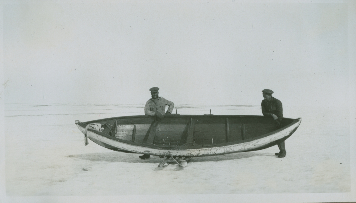 Transport av båt på skikjelke over isen. Georg Bjønnes' bilder fra overvintring i Wijdefjorden 1927-28