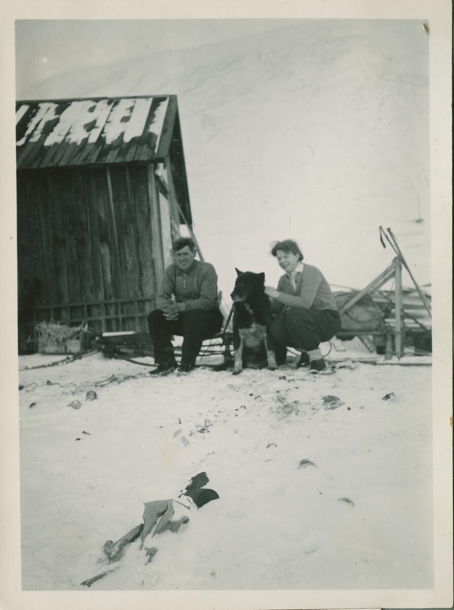 Man og kvinne med hund foran hytte Bildet er del av fotoalbum: SVB 2668 Louis Torjusen arbeidet på lageret og var også organist i kirken samt dirigent for mannskoret i 3 år fra 1924
