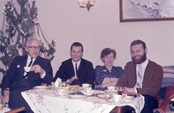 Familien Nilsen drikker julekaffe. Bilde fra Bjørnar Nilsen,