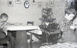 Terje og Jack Askvik leker med  julgaver julaften 1957. Fami