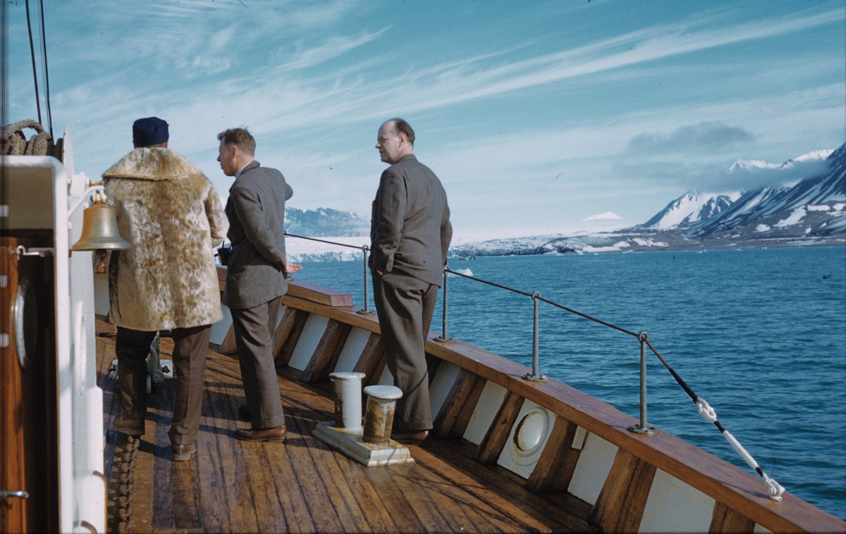 Nordsyssel på Kongsfjorden i juli 1959. Einar Grimsmo til venstre, Erling Nødtvedt til høyre.