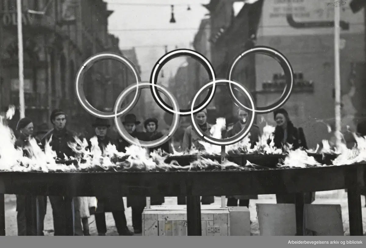 Oslo forbereder seg til vinterlekene. De olympiske ringene og den olympiske ild utenfor hovedinngangen til Østbanestasjonen. Februar 1952..