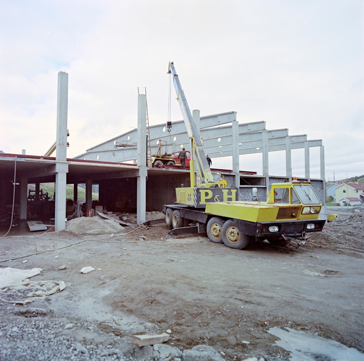 Bilder fra montering av takseksjoner på Schrøders bygg i Fossegrenda.