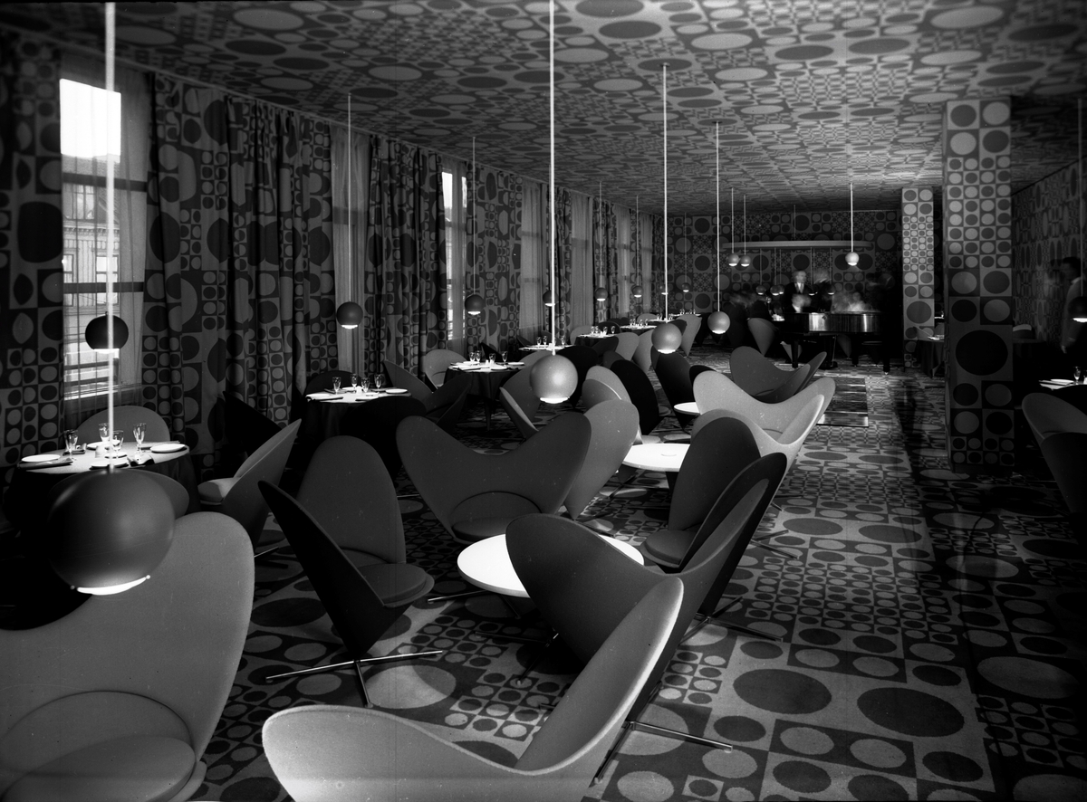 18. november 1960 åpnet Hotel Astoria med nyoppusset restaurantkompleks med 5 individuelt fargede interiører, alle med geometrisk mønstrede tekstiler på vegger, gulv og tak. Alt ble utført etter tegninger av Verner Panton, som kom med dem til Trondheim i oktober 1960, på oppdrag av hotellets eier Alf Hugo Müller. Sammen med Pantons lysarmaturer og nyutviklede møbelserie, fremsto dette som et totalt miljø, et Gesamtkunstwerk, der også serveringspersonalet hadde spesialdesignede antrekk av spesialprodusert materiale, og duker og servietter var tilsvarende.