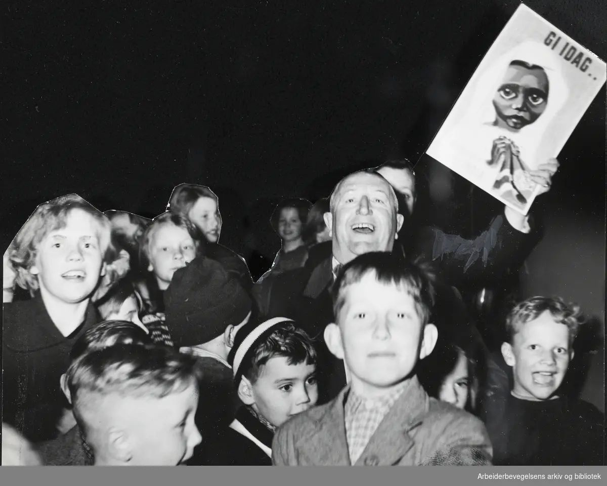 India-hjelpen. Revy-artisten Einar Rose og barn fra Kampen skole samlet inn rekordmange penger til aksjonen den 26. April 1953
