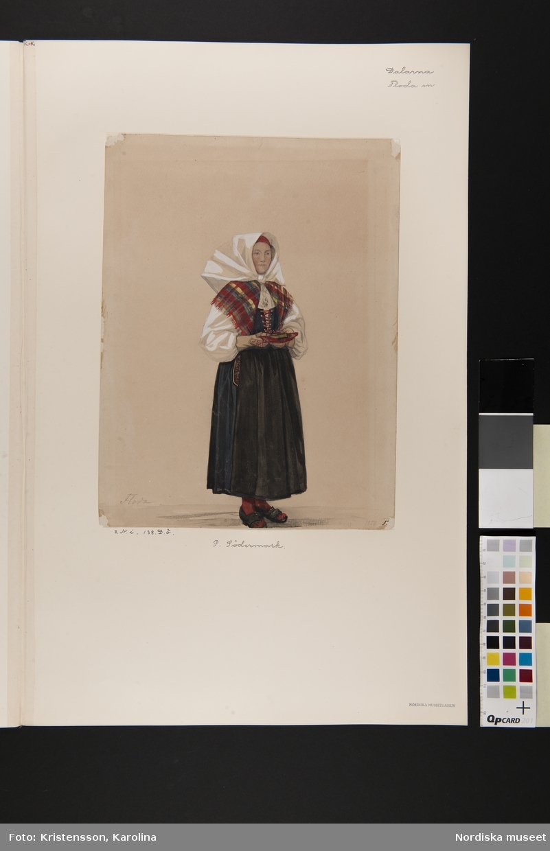 Kvinna i dräkt med psalmbok. Akvarell av P. Södermaark