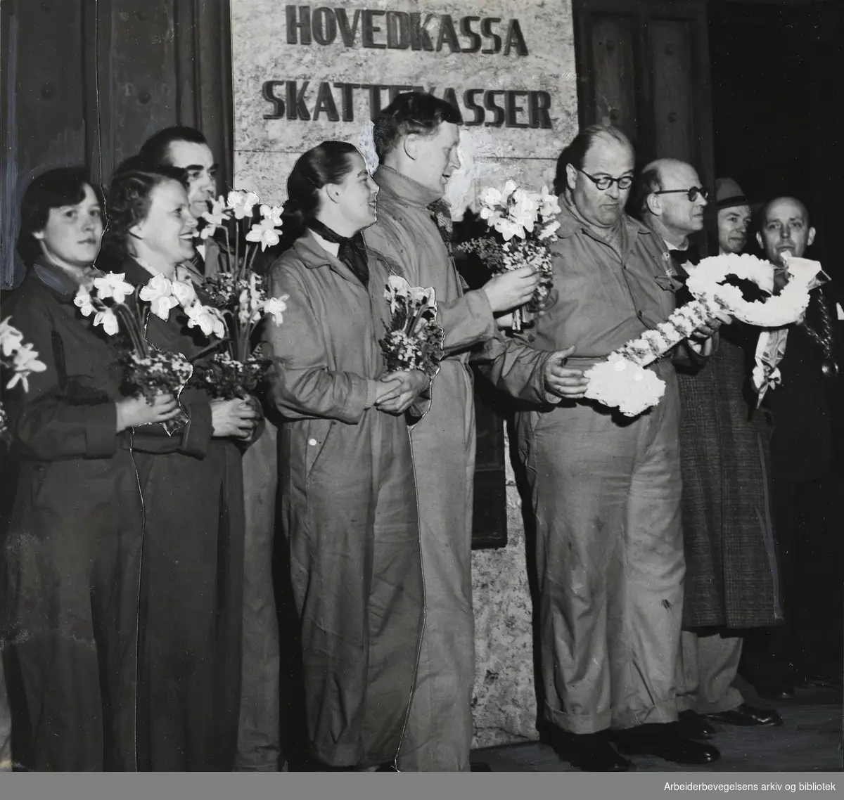 India-hjelpen. Folkeaksjonen for India. Rådhusplassen i Oslo. På bildet sees blant andre programsjef Thorstein Diesen, Gudrun Sunde og ordfører Brynjulf Bull. Del av en direktesending i radio lørdag den 25 april 1953.