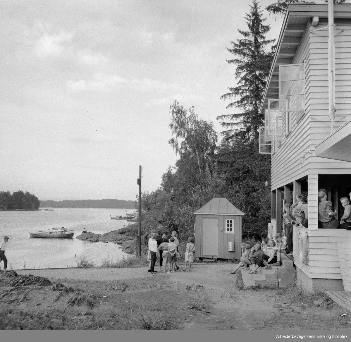Langåra, formelt Nordre Langåra. Øy i Indre Oslofjord. Juli 1958