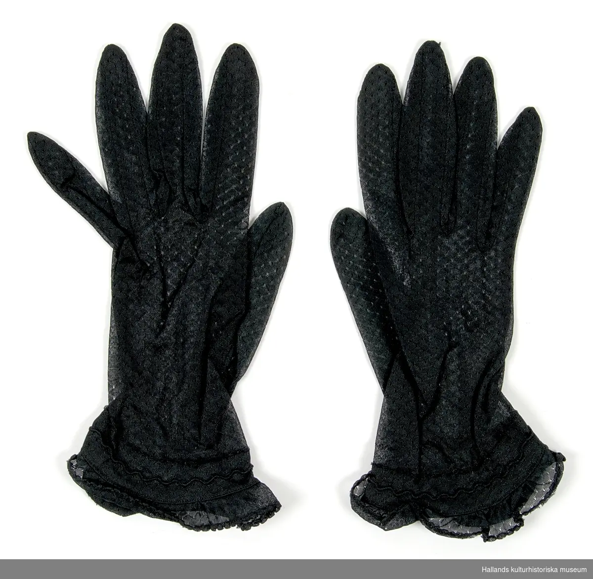 Sorgvantar, ett par, svarta, av mönsterstickad nylon. Fabrikstillverkade. Material: Textil, konstfibrer, polyamid, nylon. 
