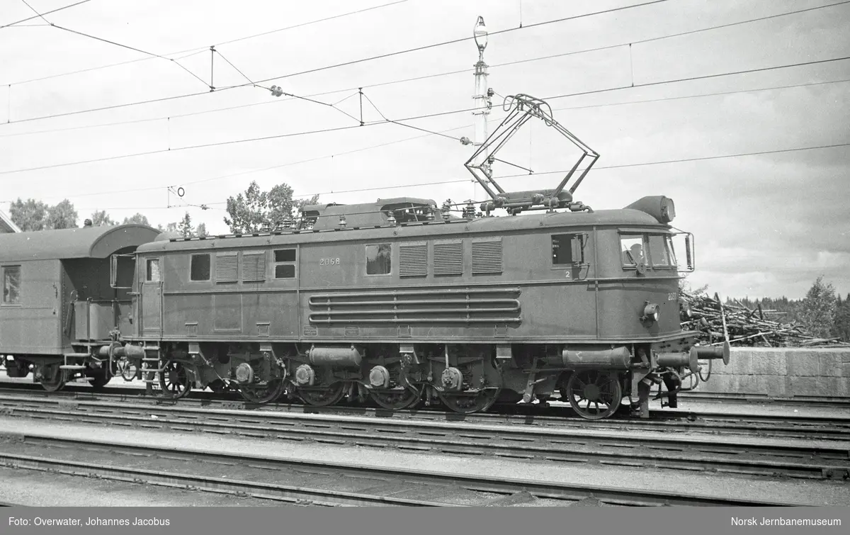 Elektrisk lokomotiv El 8 2068 med hurtigtog til København, tog 141, på Kornsjø stasjon