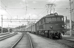 Elektrisk lokomotiv El 8 2068 med hurtigtog til København, t