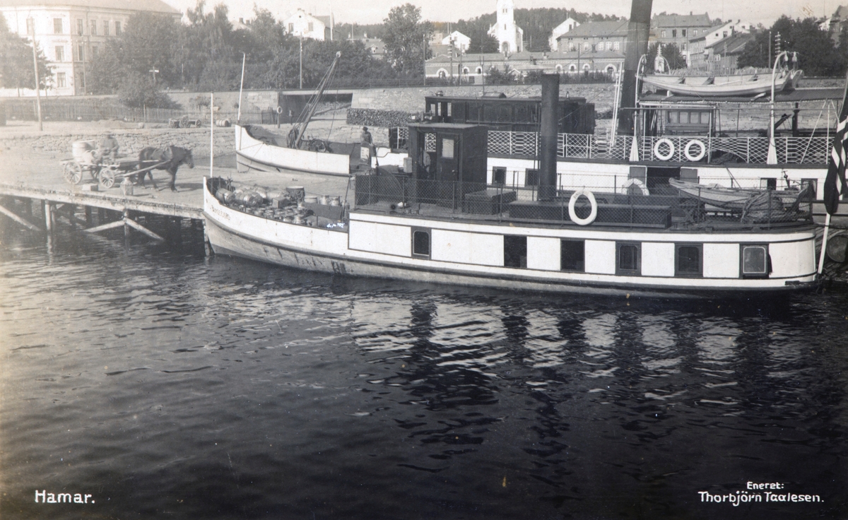 Postkort, Hamar brygge, mjøsbåtene D/S Bundefjord og antatt D/S Hamar, hestekjøretøy, 

