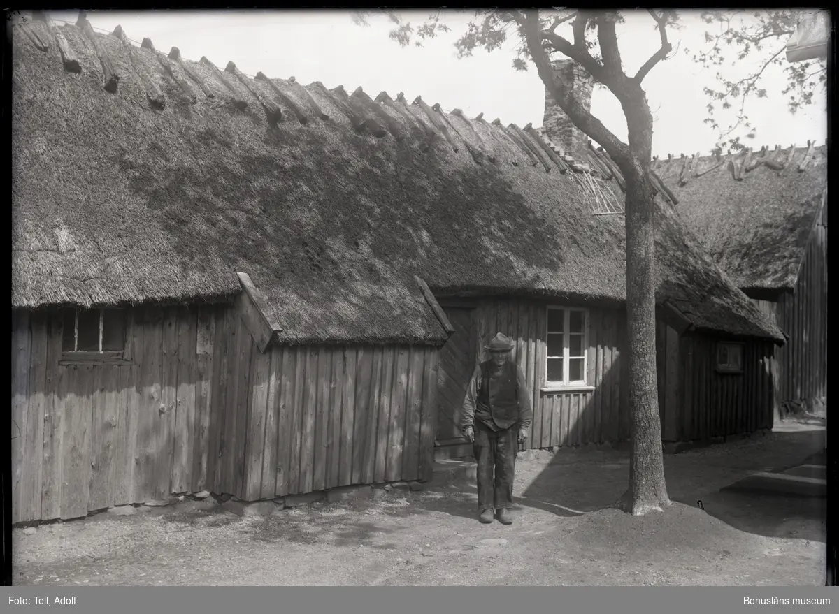 Enligt notering: "Gamla Ryggåsstugor "Stafsinge" Falkenbergs Kommun c:a 1920"