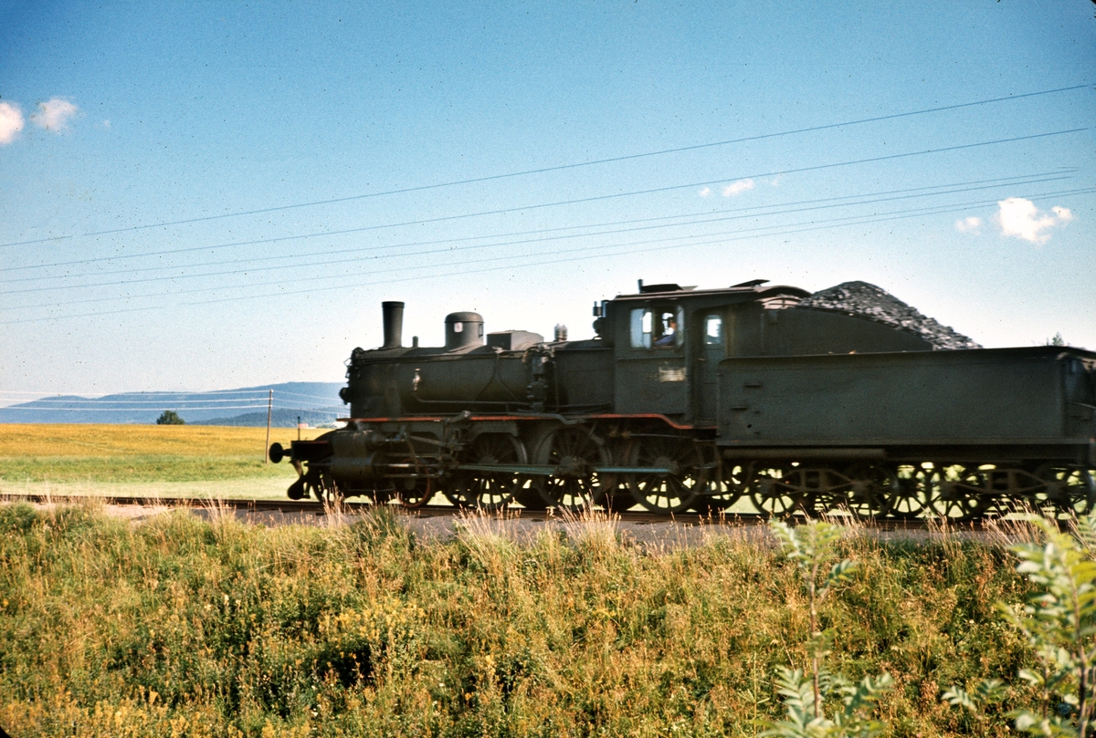 Damplokomotiv type 27a nr. 296 med godstog til Skreia
