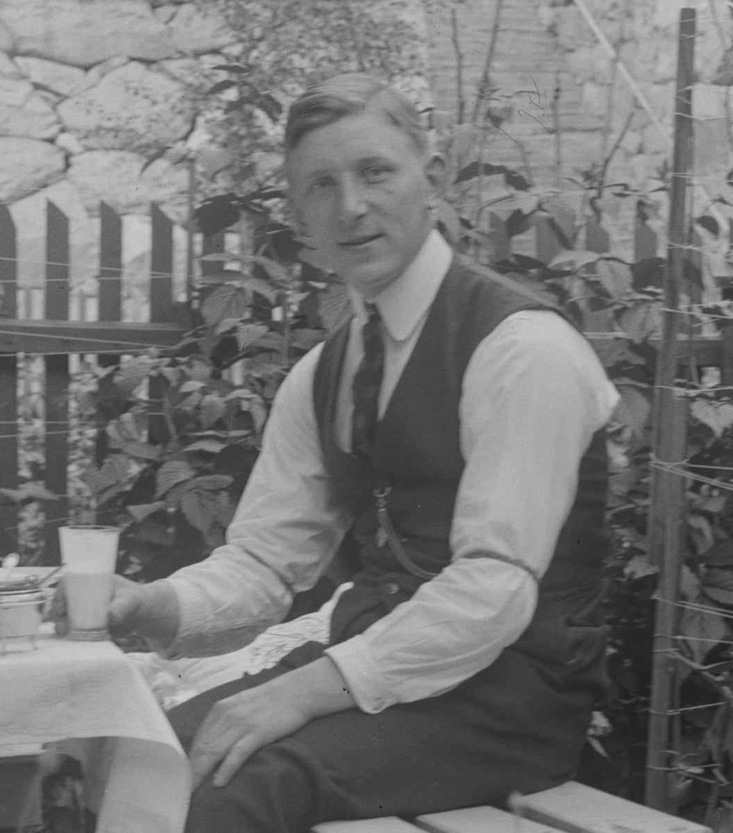 Erling Welander var ivrig hobbyfotograf og initiativtaker til Norges eldste kamera klubb, "Amatørfotografernes klubb" (senere "Rjukan kamera klubb") på Rjukan, stiftet 16. mars 1921. Welander var utdannet elektriker og ble i 1909 ansatt ved Rjukan Salpeterfabrikker som inspektør. Der jobbet han frem til han ble pensjonist.