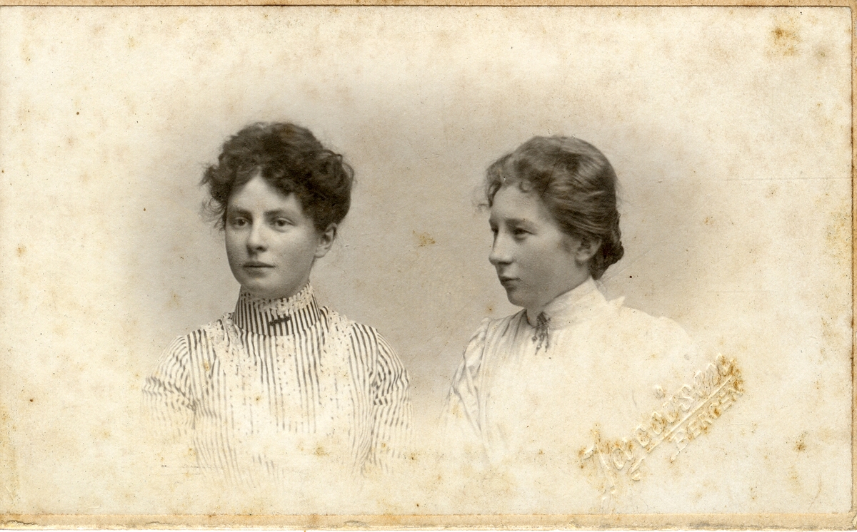 Portrett av to kvinner. Den ene, Anna Andersen