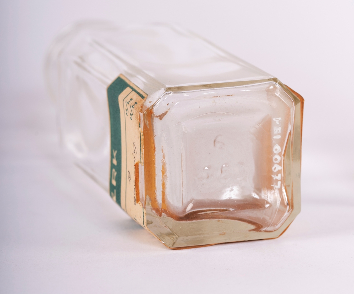 Åtte-kantet glassflaske med rund hals i klart glass fra Moss Glasværk.
