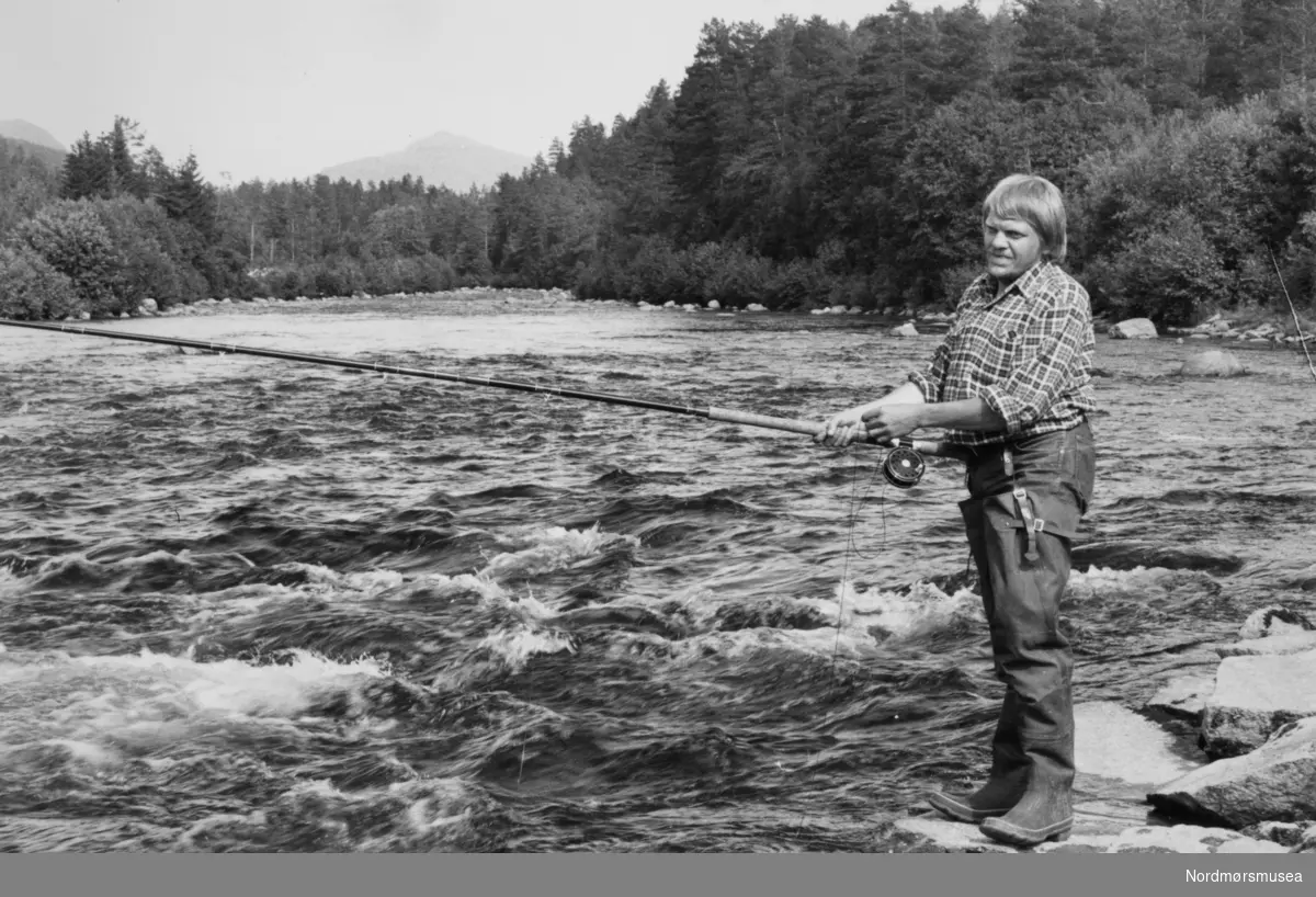 Laksefisker Karten Lorentzen ved Kvanne Camping. Bildet er fra avisa Tidens Krav sitt arkiv i tidsrommet 1970-1994. Nå i Nordmørsmusea sin fotosamling.